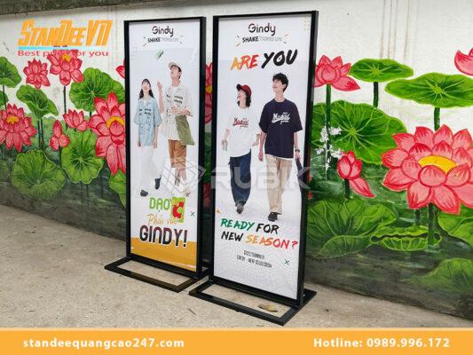 Kích thước standee chân sắt