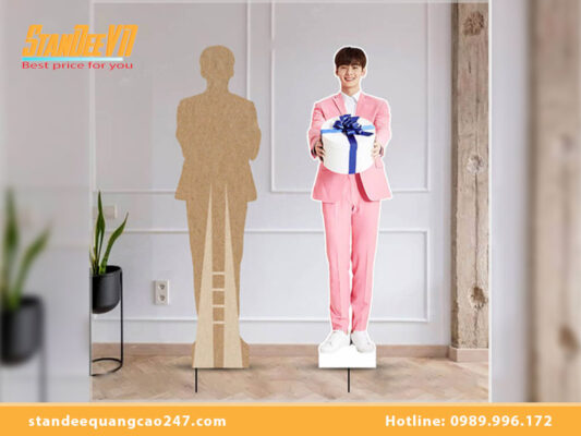Báo giá standee hình người